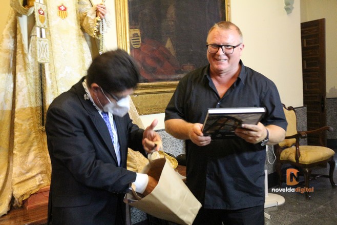 Entrega detalles a Manuel Ramos de manos del presidente de la Asamblea