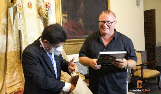 Entrega detalles a Manuel Ramos de manos del presidente de la Asamblea